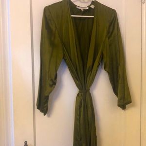 SUPER STEAL 💯 SILK ROBE ❤️